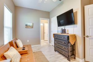 TV at/o entertainment center sa Pet-Friendly Brownsville Apartment with Yard!