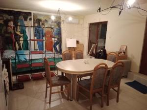 een eetkamer met een tafel en stoelen bij Lazar Apartmani 