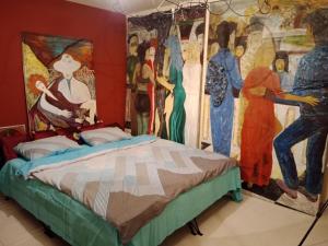 een slaapkamer met een bed en een schilderij aan de muur bij Lazar Apartmani 