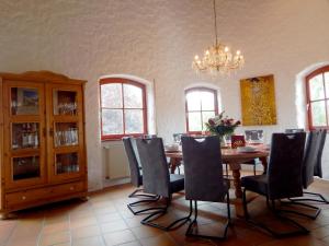 a dining room with a table and chairs and a chandelier at Altmühl Familienvilla in Treuchtlingen
