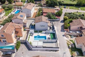 Bazén v ubytování Casa Tara Three-Bedroom Holiday Home nebo v jeho okolí