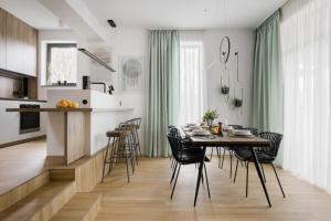 een keuken en eetkamer met een tafel en stoelen bij Villa The Frame in Comarnic