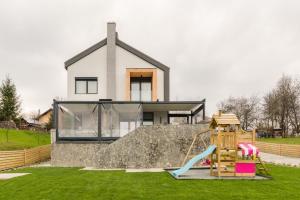 Zahrada ubytování Villa The Frame - 4BR, Sauna, BBQ and Playground