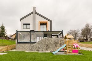 Zahrada ubytování Villa The Frame - 4BR, Sauna, BBQ and Playground