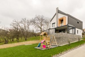 Herní místnost nebo prostor pro děti v ubytování Villa The Frame - 4BR, Sauna, BBQ and Playground