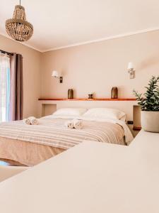 1 dormitorio con 2 camas y toallas. en Hotel La Casona del Desierto en Huasco