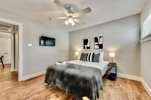 - une chambre avec un lit et un ventilateur de plafond dans l'établissement Bright and Cheerful Flat, near Fair Park, à Dallas
