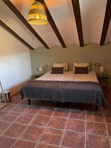 - une chambre avec un grand lit dans l'établissement Casas Demi verhuurhuis en appartement, à Vélez-Blanco