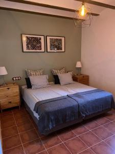 - une chambre avec un grand lit et 2 tables de chevet dans l'établissement Casas Demi verhuurhuis en appartement, à Vélez-Blanco