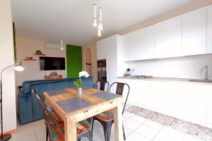 a kitchen and dining room with a wooden table at Appartamento Mango in Cavallino-Treporti