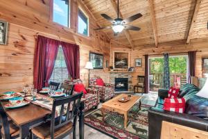 a dining room and living room in a cabin at A Top Notch Lodge~Gatlinburg in Gatlinburg