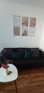 uma sala de estar com um sofá preto e uma mesa em Wohlfühloase im Zentrum von Erfurt mit Smart-TV em Erfurt