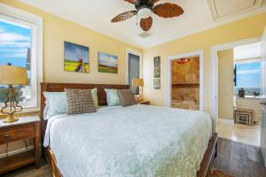 a bedroom with a bed and a ceiling fan at The Blue Horizon in Bradenton Beach