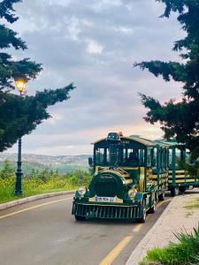 um velho autocarro está a conduzir por uma estrada em Old Tbilisi em Tbilisi