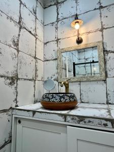 uma casa de banho com um lavatório e um espelho num balcão em Old Tbilisi em Tbilisi