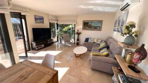 ein Wohnzimmer mit Sofa und Fernseher in der Unterkunft Luxury Villa Marina in Lloret de Mar