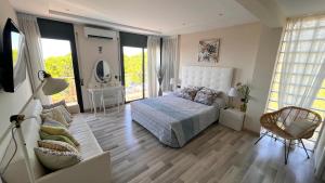 ein Schlafzimmer mit Bett und ein Wohnzimmer in der Unterkunft Luxury Villa Marina in Lloret de Mar + 39 Fotos