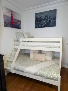 French Luxury Paris في باريس: سرير بطابقين أبيض في الغرفة