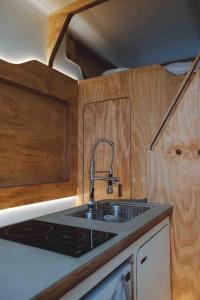 a kitchen with a sink and a stove at Cápsula futurística - Experiência única. in Urubici