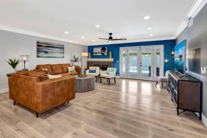Χώρος καθιστικού στο Huntington Beach, AC, Pool, Hot Tub, Detached Office, Close to Beach, Outside Entertaining Area