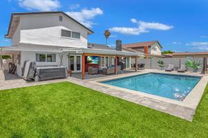 une arrière-cour avec une piscine et une maison dans l'établissement Huntington Beach, AC, Pool, Hot Tub, Detached Office, Close to Beach, Outside Entertaining Area, à Huntington Beach