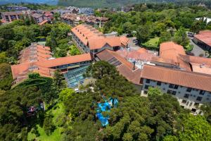 uma vista aérea de um campus com edifícios e árvores em Hotel Serrano Gramado - Apto Particular 452 em Gramado