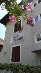 un edificio con un cartel que lee el vientre de la villa gemini en Garni Villa Betty, en Merano