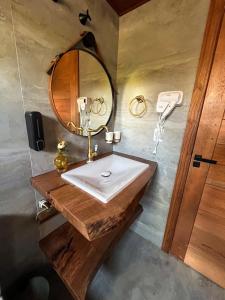 a bathroom with a sink and a mirror at Chalé Villa Felicitá (Itália) in Pomerode