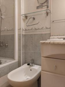 a white bathroom with a sink and a shower at Bahía de Vera Apartamento Hibiscus in Vera