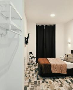 um quarto com uma cama e uma cortina preta em HOSTAL ANDREA GRANVIA em Madrid