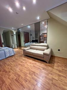ein großes Wohnzimmer mit einem Sofa und einem Bett in der Unterkunft Renovado Estudio para parejas con WIFI en la playa in Valencia