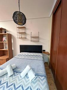 ein Schlafzimmer mit einem Bett mit zwei Handtüchern darauf in der Unterkunft Renovado Estudio para parejas con WIFI en la playa in Valencia