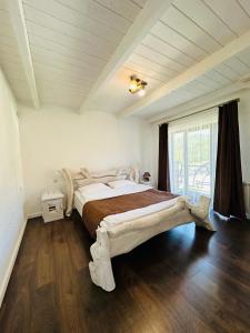 een slaapkamer met een groot bed in een kamer bij Guest House Lileya Villa in Polyanitsa Popovichovska +59 foto's