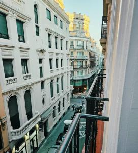 uma vista para uma rua da cidade a partir de uma varanda em HOSTAL ANDREA GRANVIA em Madrid