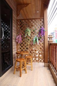 バンコクにあるタニー プレイスの花の木製の壁