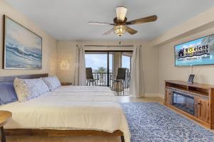 a bedroom with a bed and a ceiling fan at RIVERFRONT VIEW, Stunning Sunrises, Community Pool - Condo Waterfront Sunrise - Roelens in Cape Coral +43 photos