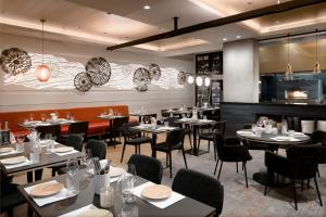 Um restaurante ou outro lugar para comer em LUMA Hotel - Times Square