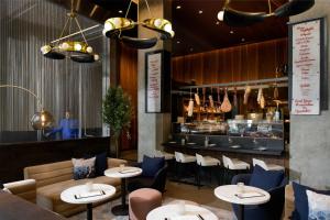 Um restaurante ou outro lugar para comer em LUMA Hotel - Times Square