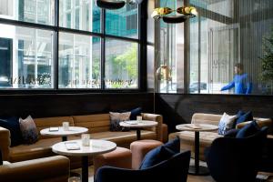 Uma área de estar em LUMA Hotel - Times Square