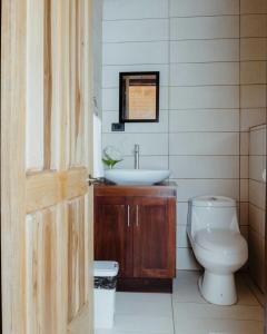 a bathroom with a sink and a toilet at Cabinas El Quetzal in San Gerardo de Dota