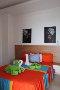 a bedroom with a large bed with towels on it at Apartamentos vista ao mar in Praia Baixo