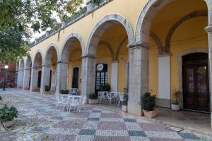 um pátio vazio com mesas e cadeiras num edifício em Portas da Cidade Home em Silves