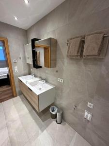 Bilik mandi di Deluxe Apart Bader