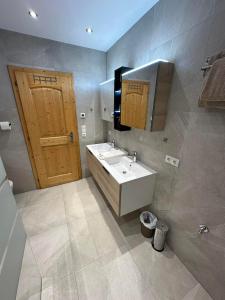 Bilik mandi di Deluxe Apart Bader