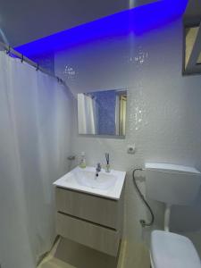 ein weißes Bad mit einem Waschbecken und einem WC in der Unterkunft Apartamentos vista ao mar in Praia Baixo