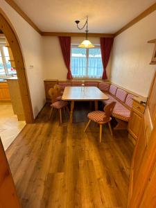 Ruang duduk di Deluxe Apart Bader
