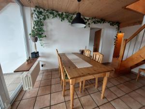 a dining room with a wooden table and chairs at Ferienwohnung Oflings in Wangen im Allgäu