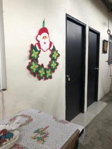 una decoración de Santa Claus en la pared de una habitación en Hospedaje Maluli Suit Ricardo en Santa Elena