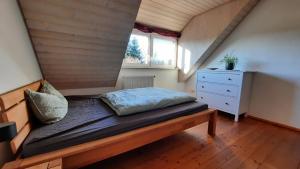 a small bedroom with a bed and a window at Ferienwohnung Oflings in Wangen im Allgäu