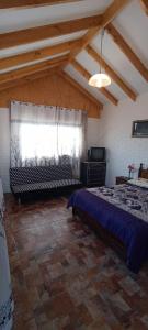 Encantadora Casa con Balcón a Pasos del Mar في لاس كروسيس: غرفة نوم بها سرير ونافذة كبيرة